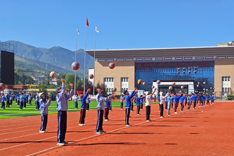 人的参赛规, 举沙袋, 届少数民族