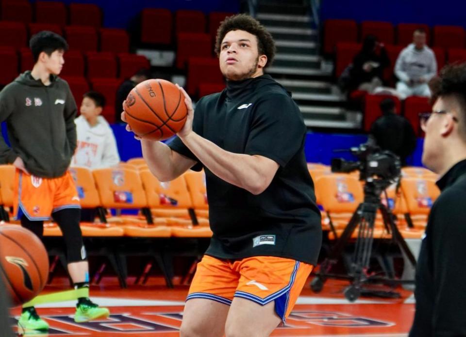 达成签约, 现非常出色, 洛夫顿在常